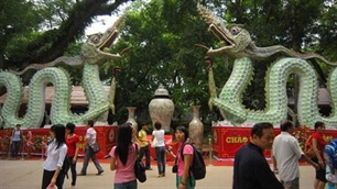 Record huge ceramic dragons set up on West Lake